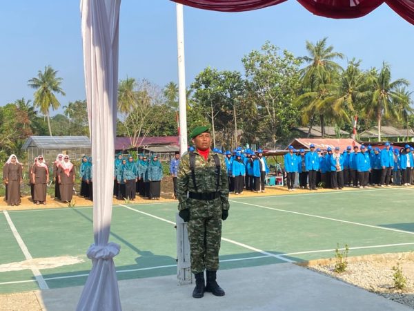 HUT ke-81 RI, Sertu Taufik Hadir di Tengah Warga Selat Gelam