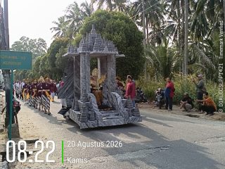 Babinsa Lubuk Kawal Pawai Pembangunan, Pastikan Rangkaian HUT RI Aman