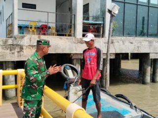 Babinsa Durai Ingatkan Nelayan Utamakan Keselamatan di Tengah Cuaca Buruk