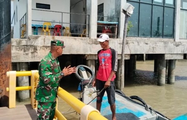Babinsa Durai Ingatkan Nelayan Utamakan Keselamatan di Tengah Cuaca Buruk