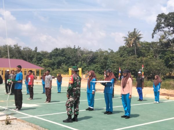 Jelang Upacara HUT RI, Babinsa Desa Parit Fokus Latih Paskibra