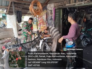 Babinsa Pamak-Harjosari Perkuat Kedekatan Warga Lewat Komunikasi di Bengkel