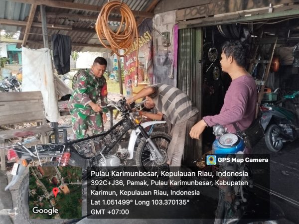 Babinsa Pamak-Harjosari Perkuat Kedekatan Warga Lewat Komunikasi di Bengkel