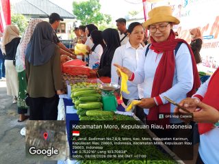 Babinsa Pauh Kawal Bazar Murah, Warga Moro Sambut Jelang HUT Ke-81 RI