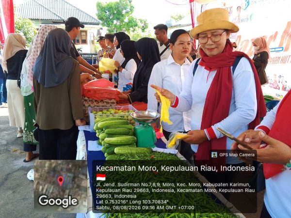 Babinsa Pauh Kawal Bazar Murah, Warga Moro Sambut Jelang HUT Ke-81 RI